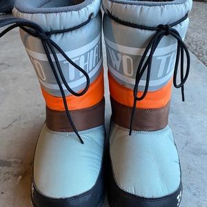 Thirty two Snow Boots size 8
